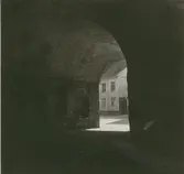 Motiv inifrån Västerport, en del av Kvarnholmens bevarade befästningsverk från 1600-talet.