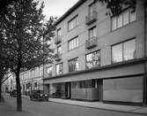 Bild från varuhuset EPA på Tingvallagatan 19 tagen 1939. Verksamheten flyttades 1962 till det som nu kallas 15-huset. Se utförlig info i kommentar.
