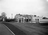 Bild tagen 1944 på Nynäs nyuppförda bensinstation vid Våxnäsgatan mellan nuvarande Karolinen och järnvägen. Nynäs var ett svenskt varumärke med raffinaderi i...Nynäshamn.
