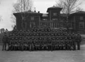 Militärer från Värmlands regemente framför marketenteriet på Kasernhöjden år 1939.