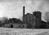 Färjestads Bryggeri år 1944. Bryggeriet låg längs med älven ett par hundra meter söder om Färjestads herrgård. Adressen Humlegatan påminner om den tidigare verksamheten.