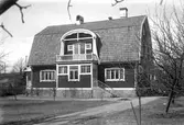 Bankdirektör Österbergs ännu kvarstående villa på Strand på ett foto från början av 1930-talet. Utförlig information om husets ägare m m finns i kommentarsfältet.