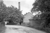 Karlstads Ångtvätt låg vid Klarälven där Romstadsvägen möter Våxnäsgatan, här på ett foto från 1933. Byggnaden används nu av ett företag i hushållselektronikbranschen.