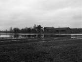 Översvämning i mitten av 1920-talet runt gården Tuppenhofs ägor. Huset revs under kriget inför anläggandet av flygplatsen söder om Sommaro.