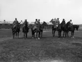 Ryttare vid Våxnäs stallar ca år 1929. Sällskapet befinner sig på den plats där trafiken på Karl den IX:s gata idag forsar fram.