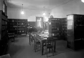 Interiör från Karlstads förra bibliotek, tidigare överläkare- och rektorsbostad, på adressen Kungsgatan 1. Bilden tagen något år in på 1930-talet.