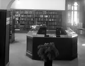 Interiör från Karlstads förra bibliotek, tidigare överläkare- och rektorsbostad, på adressen Kungsgatan 1. Bilden tagen något år in på 1930-talet.