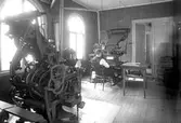 Bildsvit från Värmlands Folkblads redaktion och tryckeri i lokalerna på Herrgårdsgatan 17 tagna 1930.