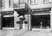 Strandbergs skoaffär på Järnvägsgatan 11 runt 1930.