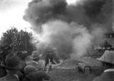 Brandkåren visar upp släckningsteknik i en grop nere vid pråmkanalen på denna bild från 1932. I cirka 50 år fram till 1956 låg brandstationen i den gamla lasarettsbyggnaden från 1842.