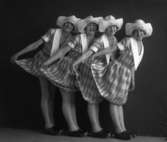 Cloetta-baletten uppträder vid Karlstads Fabriks- och Hantverksförenings utställning i Stadsträdgården 1927. Se även länken:    http://www.filmarkivet.se/sv/Film/?movieid=825&returnurl=http://www.filmarkivet.se/sv/Sok/?q%3dkarlstad