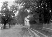 Älvgatan med Pihlgrensgården till höger på en bild från 1920-talet.