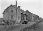 Huset närmast ligger på John Ericssonsgatan 48. Bilden beställdes av herr Magnusson och togs 1921.