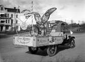 En cykel tar lastbilen. Reklam för märket Hermes som saluförs av Österbergs järnhandel i Haga. Bilden tagen 1926.