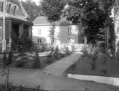 Otto Zieglers villa i hörnet Södra  Kyrkogatan–Drottninggatan, som vid fototillfället inte var utsträckt till Eneströmsgatan. Bilden tagen i mitten av 1920-talet. Se kommentar.