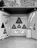 Signalverkens produkter vid Wermlandsutställningen 1929. Uppenbarligen före standardiseringen av vägskyltar.