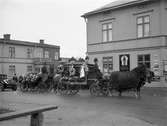 Ett  begravningståg gör ett kortare stopp på  Långgatan i hörnet med Vasagatan. Regners affär i bakgrunden på denna bild tagen 1929.