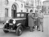 Kan det va så att en ny 6-cylindrig Opel 1,8 liter av 1931-års modell byter ägare utanför Statt på denna bild?