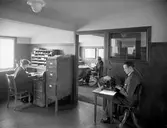 Bildsvit från Karlstads System AB tagen 1930 då systemet inte helt ut var ett nationellt, statligt bolag. Butik och kontor låg i hörnet Hamngatan–Västra Torggatan med filial i Haga kallad Haga 20 efter tomtnumret.