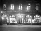 CGC:s ursprungliga affär med adress Kungsgatan 20. 1951 gick flytten till Drottninggatan. Till vänster entrén till biografen Rivoli, senare Skandia, där verksamheten upphörde vid husets rivning 1978.