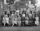 Gruppfoto taget inne på gården hos IOGT-logen i Haga år 1931.