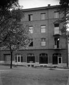 Fastigheten Tingvallagatan 7 nybyggd år 1929. 2 år senare flyttade Dan Gunner sin ateljé hit från Drottninggatan 5 och  drev den fram till 1970 då Bertil Ludvigsson tog över.