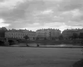 Residenstorget ca 1920. Fastigheten i fonden, Ahlmarkska huset, uppfördes något år efter branden i 2 våningar, kompletterades med ytterligare 2 plan 1907, revs 1961 och på tomten uppfördes Domus-varuhuset som invigdes 1962.