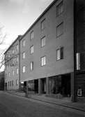 Ny- och ombyggda fastigheter med adress Tingvallagatan 5 ägda av herr Klein syns på detta foto från 1933. Bilden är retuscherad.