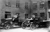 Bild från grossistföretaget Hakonbolagets verksamhet på Södra Kyrkogatan 7 i Karlstad. Firman var en av grundarna till dagens ICA-koncern. Bilden togs runt 1920. Bilen till vänster är en 35 hk Stewart från 1920 och den andra är en Clyde 45 hk från 1919.