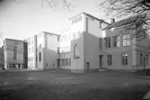 Södra skolan, senare Tingvallaskolan, med tillbyggnad till vänster. Skolan byggdes 1872 och var stadens största folkskola tills dess att Herrhagsskolan invigdes år 1906. Båda husen, det nyare byggt runt 1930, revs i början på 1990-talet. Bilden togs 1931.