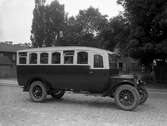 Omnibus utan synlig destination på väg någonstans i början av 1930-talet. Bilden beställd av herr Edström.