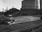 Materiel för ombyggnad av västra järnvägsbron år 1928 med Armerad Betong som entreprenör. I bakgrunden gasklockan, uppförd 1906 och riven 1968.