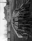 Materiel för ombyggnad av västra järnvägsbron år 1929 med Armerad Betong som entreprenör. Byggnader tillhörande gasverket i bakgrunden.