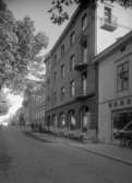 Tingvallagatan österut från torget på en bild från 1929. Samtliga hus i uppförsbacken förutom det i fonden är rivna eller ombyggda.