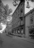 Tingvallagatan österut från torget på en bild från 1929. Samtliga hus i uppförsbacken förutom det i fonden är rivna eller ombyggda.