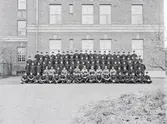 Militärer framför kasern på I 2-området i mitten av 1920-talet.