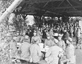Utspisning på Trossnäs med både militärer och civila ca år 1925.