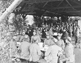 Utspisning på Trossnäs med både militärer och civila ca år 1925.