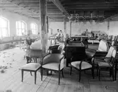 Interiör från Walfrid Svenssons möbelfabrik i stadsdelen Hagaborg på en bild tagen i slutet av 1920-talet.