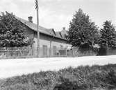 Industribyggnader längs dåvarande Kroppkärrsvägen alldeles öster om kyrkogården. Lokalerna användes först av Knut Liljas möbelfabrik och  senare av AB Resår. Allt revs i början av 70-talet inför nybyggnation i hela stadsdelen. Fotot taget runt 1935.