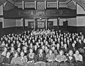 Ungdomsklubben i Skoghall år 1936 troligen samlade i Folkets hus. Fotot beställt av herr Lander.