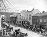 Vy över Drottninggatan mellan Västra- och Östra Torggatan på en bild tagen i mitten av 1920-talet. Axel Wester kom från Eskilstuna 1911 för att starta upp en ny ateljé i Karlstad.