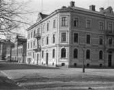 Nybyggd fastighet uppförd år 1900 för Färjestadsbryggeriets räkning. I hörnet har det funnits en restaurangrörelse i oavbruten följd i form av: Stadskällaren, Gillet, Örnen samt dagens Alfie.