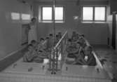 Veckans skolbad på Södra skolan/Tingvallaskolan år 1937 där en av eleverna heter Rune Boman. Denna typ av bad fanns kvar några år in på 60-talet på Herrhagsskolan.