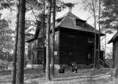Villa Skogsbrynet vid västra kanten av Mariebergsskogen på en bild från 1948. Huset byggdes 1903 och dess förste ägare var den legendariske chefredaktören Mauritz Hellberg på Karlstads-Tidningen.