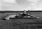 Ett tyskt flygplan, ME 109, nödlandar och slår runt på travbanan den 24 oktober 1940.