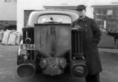 Fordon utrustad med en vedgasgenerator från Eskilstuna  Bil o Traktor. Bilden tagen 1940.