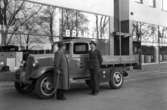 Historisk bildsvit från företaget Branzells AB med verksamhet inom bilelektronik och batteritillverkning m m. Hakonbolagets lastbil av märket Chevrolet ombyggd till eldrift av Branzells, här på en bild från 1941 ute på Norra Strandgatan med Gustav Branzell till höger.