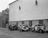 Historisk bildsvit från företaget Branzells AB med verksamhet inom bilelektronik och batteritillverkning m m. Batteridrivna lastbilar utanför bryggeriet på Herrgårdsgatan år 1941.