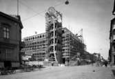Taklagskransen på plats på Göteborgsbankens nybygge sommaren 1941. Arkitekt Wolter Gahn stod för ritningarna.